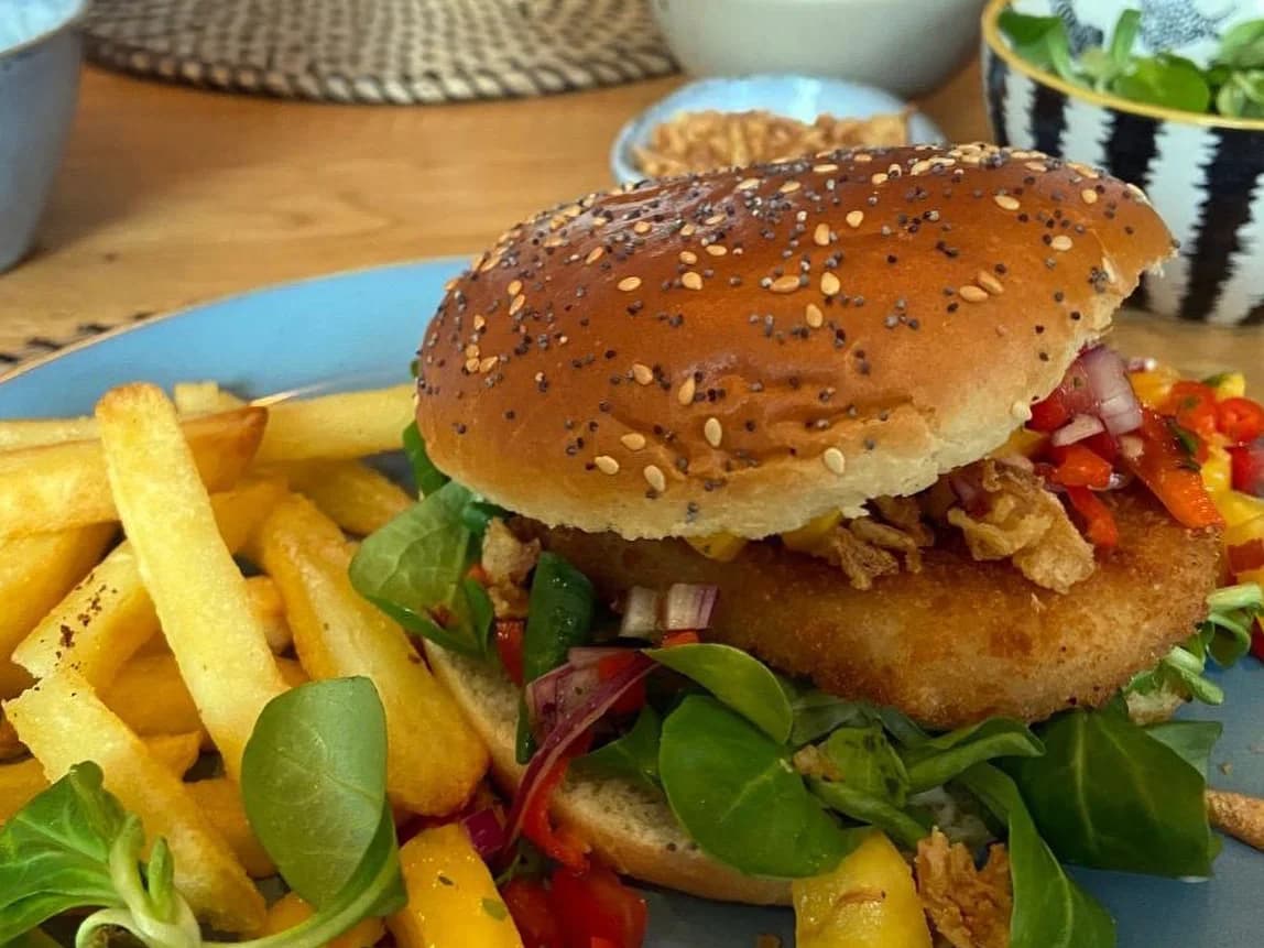 Receptfoto van Kabeljauwburger met mangosalsa en limoenmayonaise