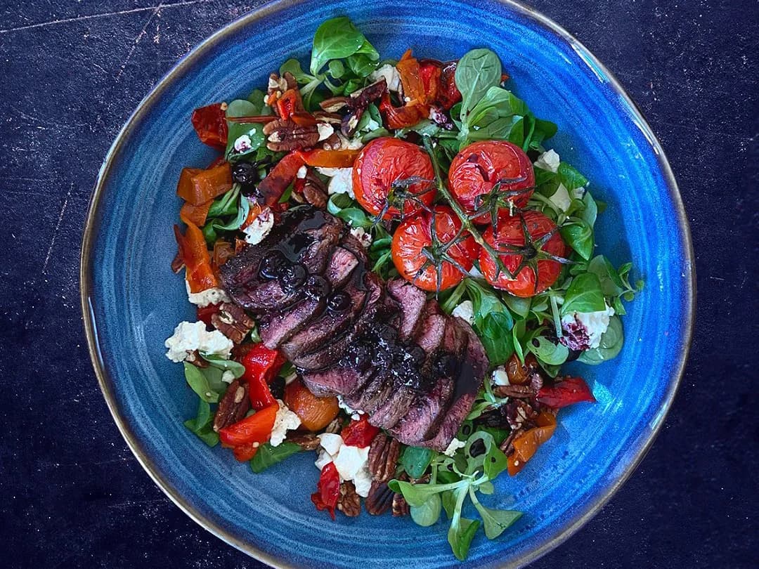 Receptfoto van Zomerse salade met biefstuk en rood fruit