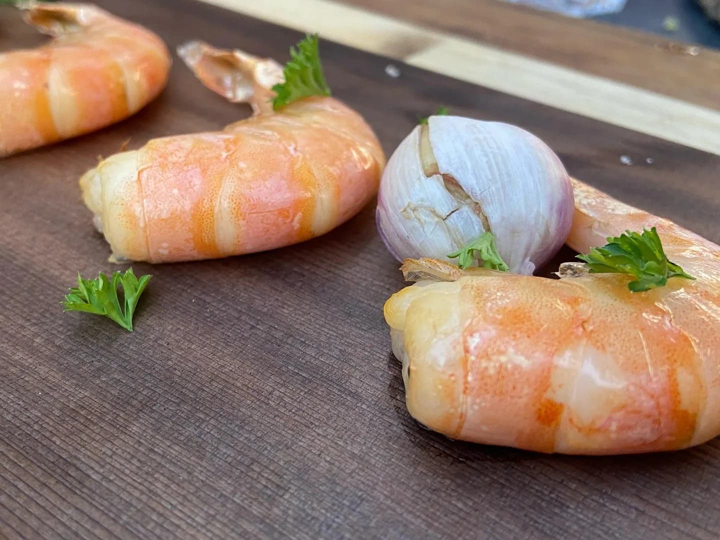 Receptfoto van Op cederhout gerookte gamba van de kamado