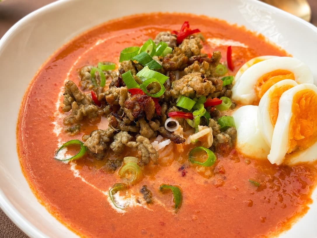 Receptfoto van Pittige kokos-tomatensoep met gehakt, rijst en ei