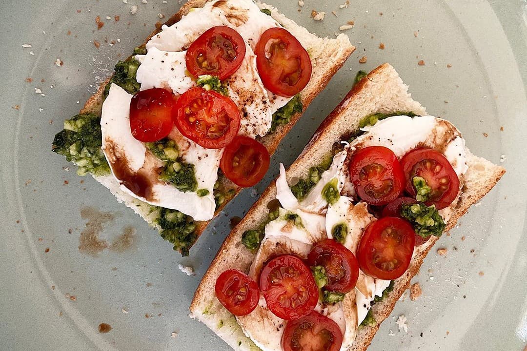 Receptfoto van Stokbrood mozzarella met gemarineerde tomaatjes