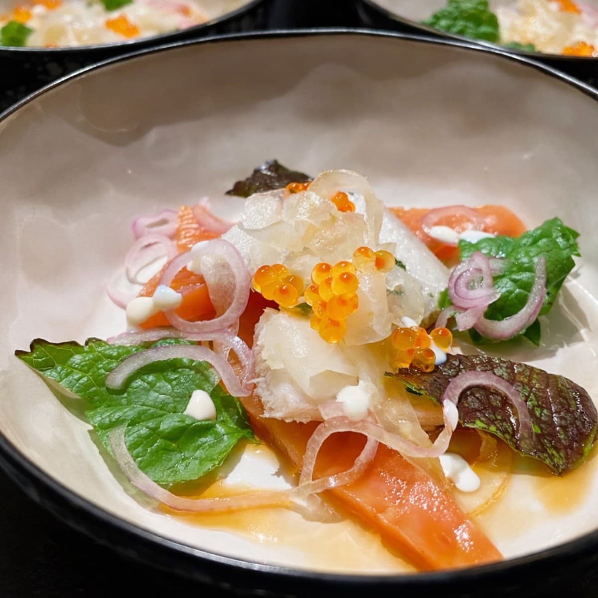 Salade met zalm sashimi, paling, mosterdsla & mierikswortel