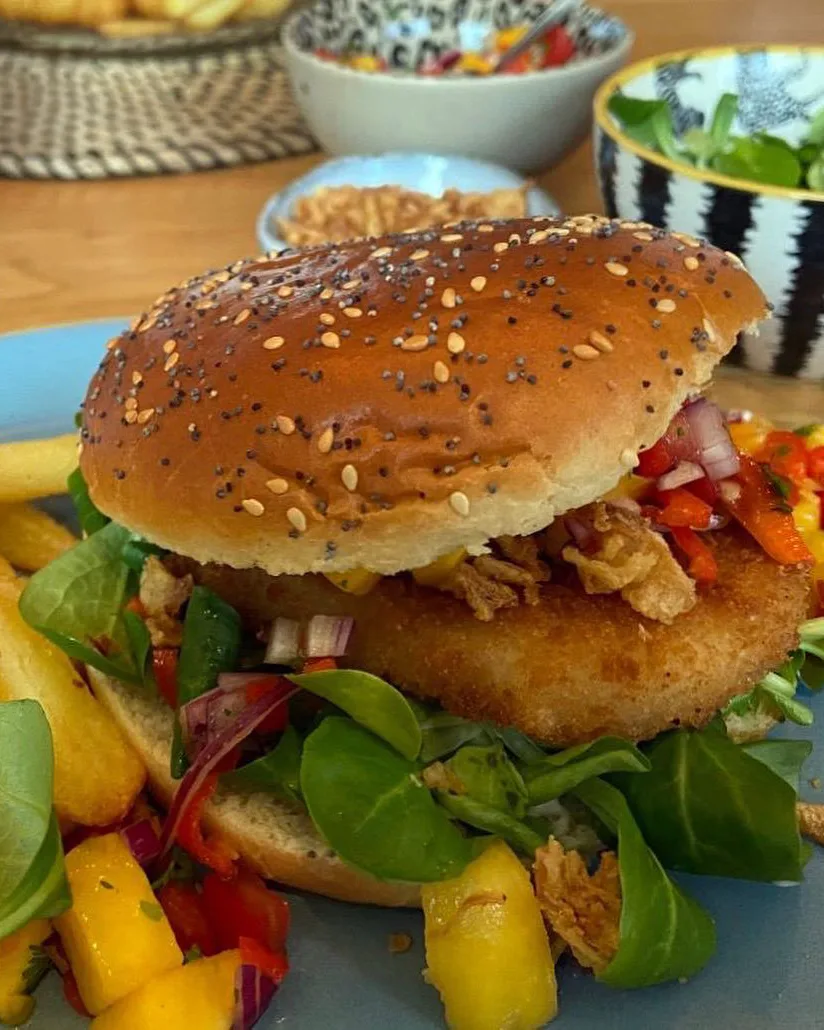 Kabeljauwburger met mangosalsa en limoenmayonaise