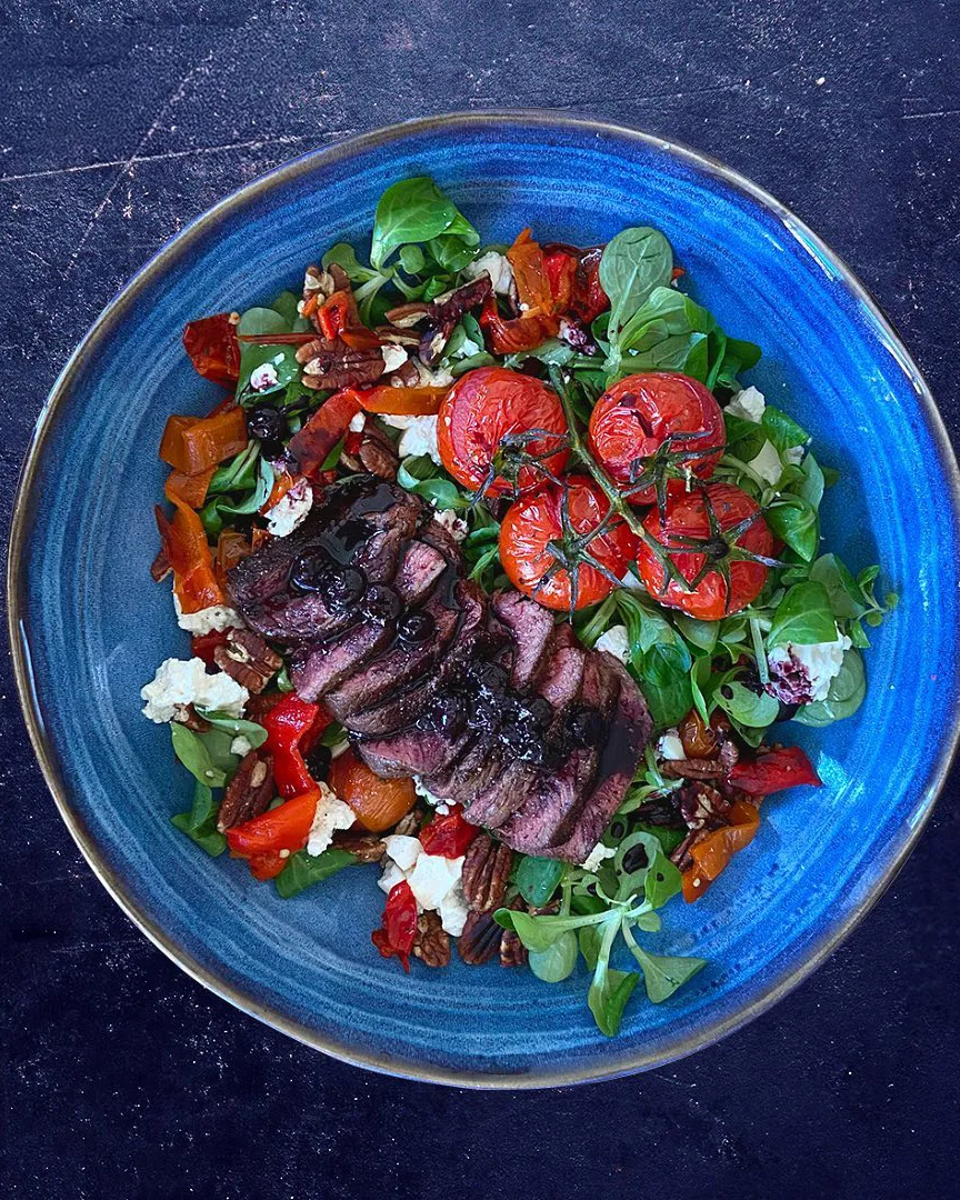Zomerse salade met biefstuk en rood fruit