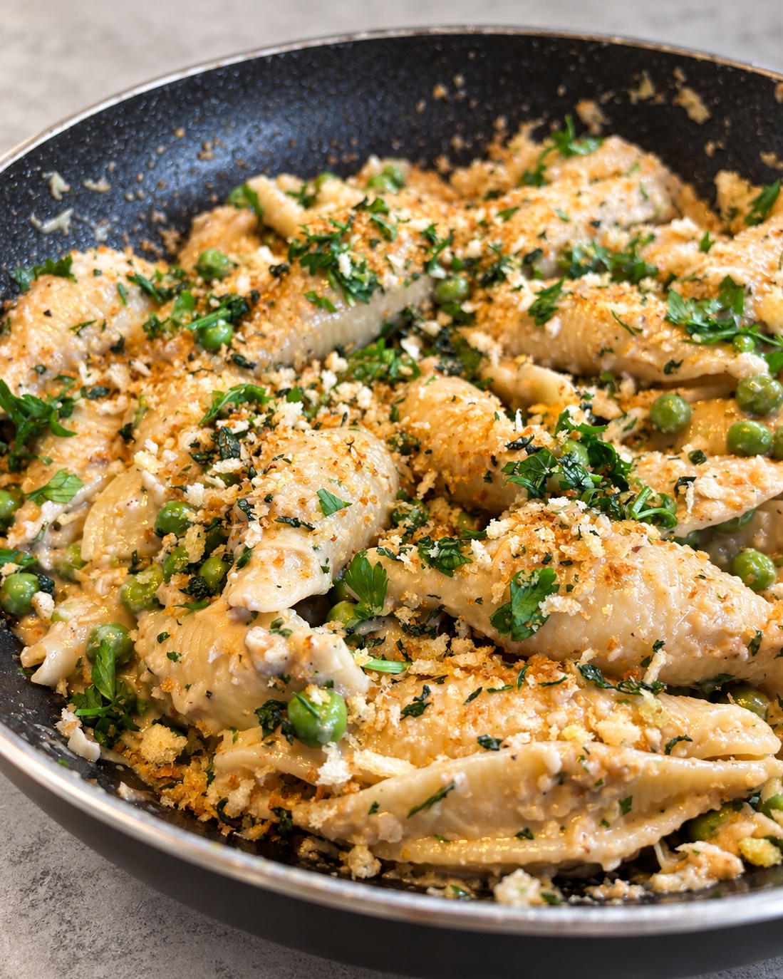 Pasta met pesto van artisjok en walnoot en doperwtjes
