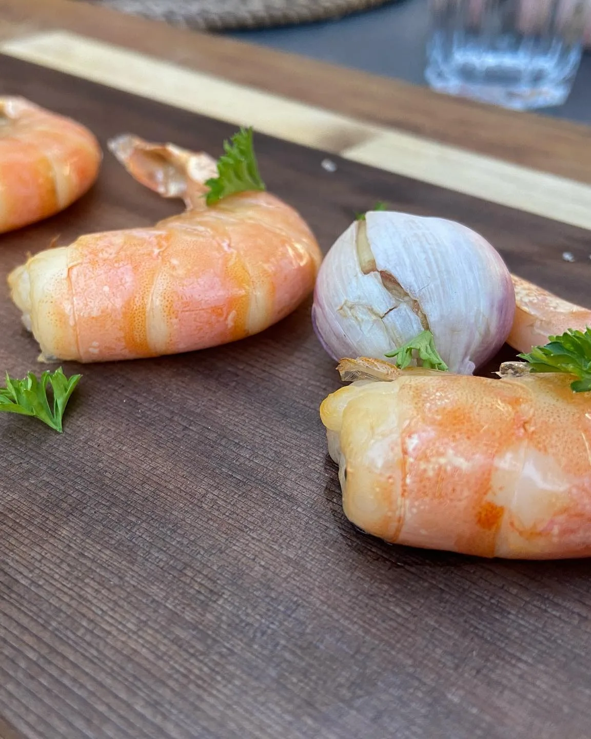 Op cederhout gerookte gamba van de kamado