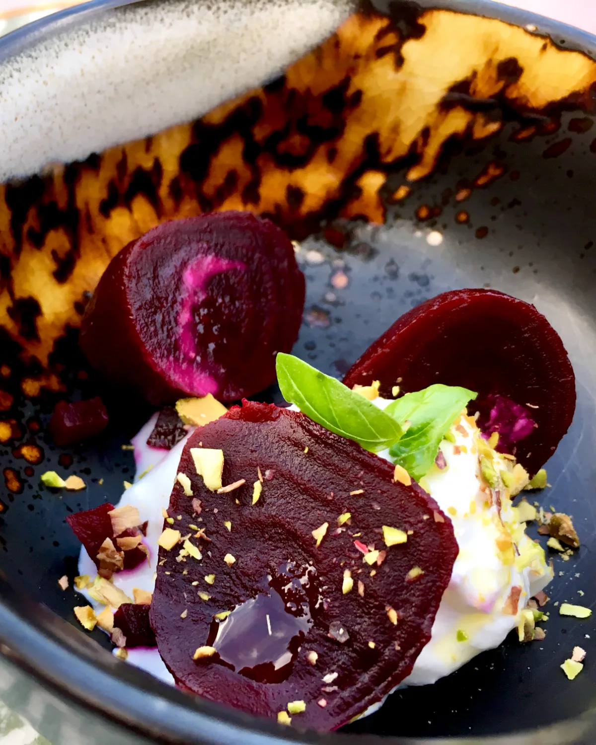 Gemarineerde bietjes met pistachecrumble en burratta