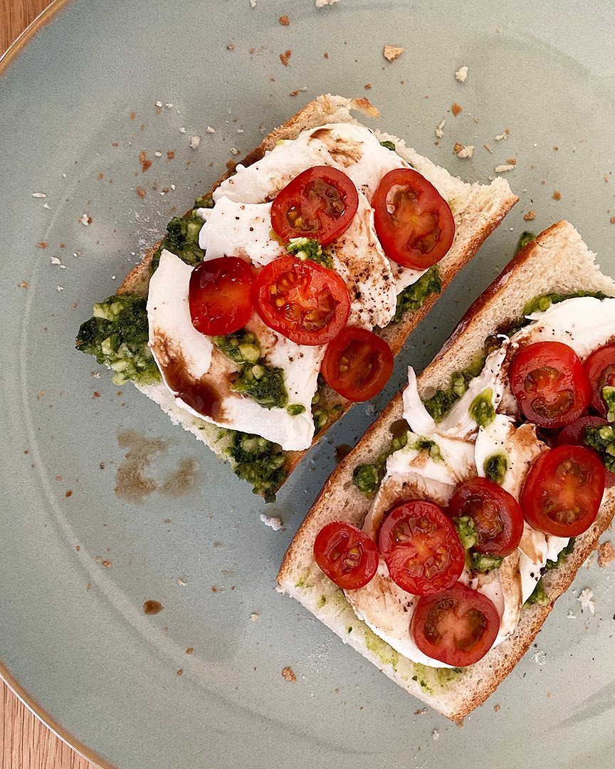 Stokbrood mozzarella met gemarineerde tomaatjes