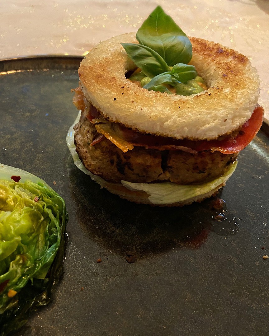 Runderburger met pancetta en fontina